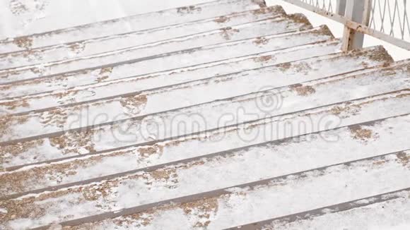 雪中老楼梯的特写视频的预览图