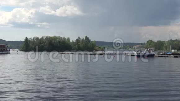 游览船驶过Saimaa湖的水域芬兰萨文林纳视频的预览图