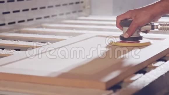在家具厂工人打磨柜门的动作缓慢视频的预览图