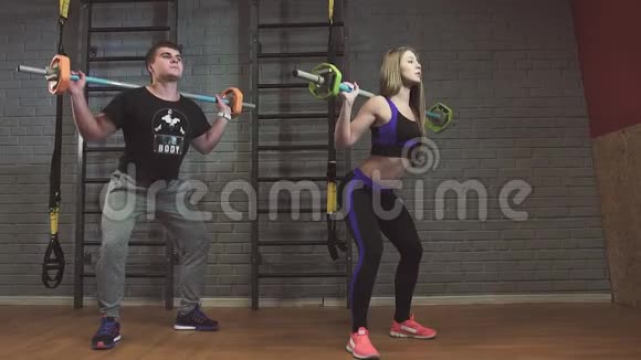 健身夫妇在健身房锻炼杠铃重量视频的预览图