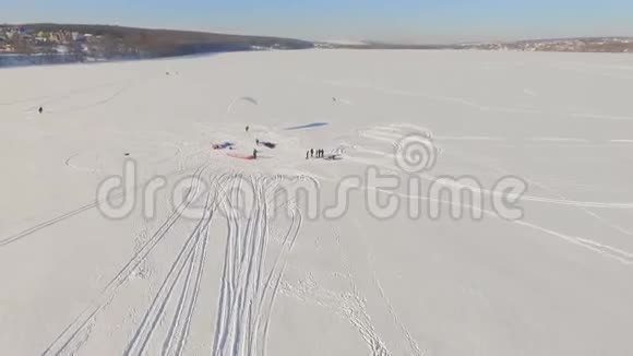 空中观景冻湖上的寒假骑马视频的预览图
