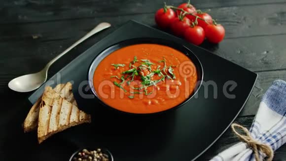 碗里有脆面包的番茄汤视频的预览图