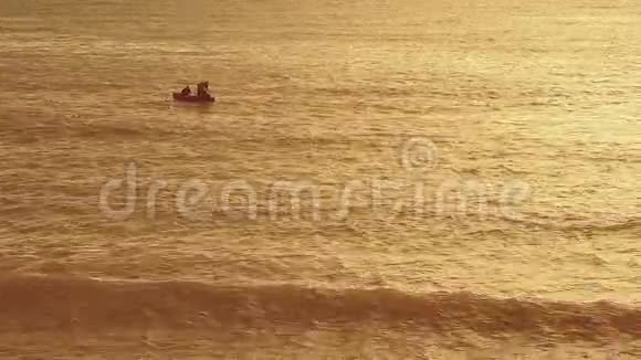 渔民海上的渔船和周围美丽的日落视频的预览图