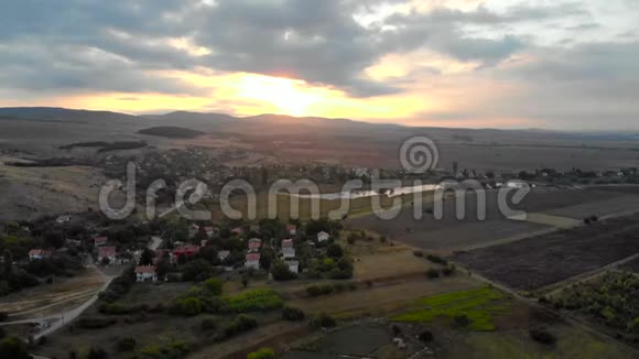 夏季保加利亚村庄上方的空中景色视频的预览图