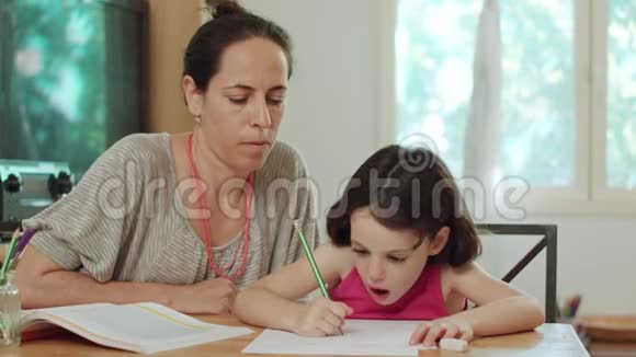 妈妈在家帮小女儿准备作业视频的预览图