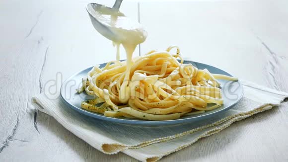 把蘑菇酱放在意大利面条上意大利面食视频的预览图