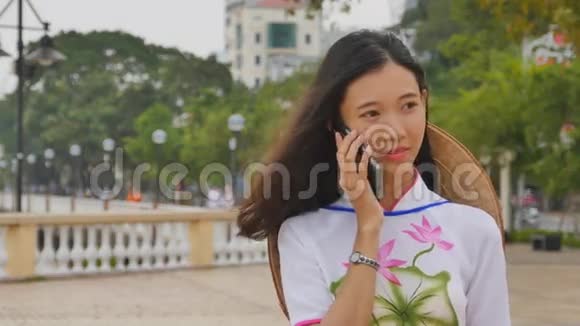 越南女孩在打电话视频的预览图