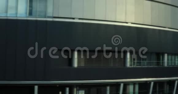 东京Yurikamome线列车的侧视图视频的预览图