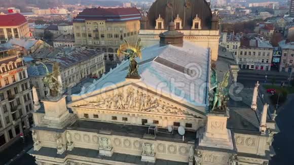 利沃夫老市中心利沃夫歌剧院和芭蕾舞剧院的鸟瞰图乌克兰欧洲视频的预览图