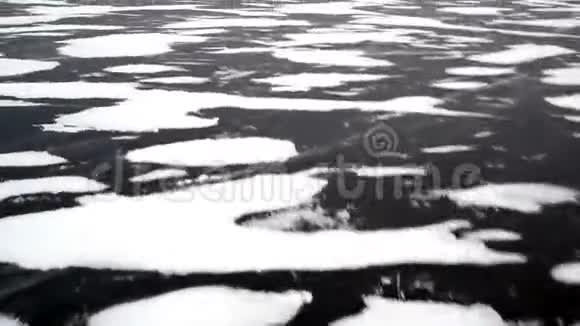 一个穿着冰鞋在冰湖上的人骑着冰双腿穿着冰鞋视频的预览图