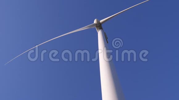 能源生产白色风车叶片在空中旋转对抗天堂视频的预览图