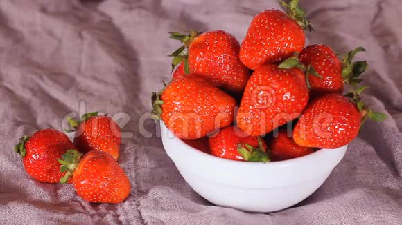 大盘子草莓视频的预览图