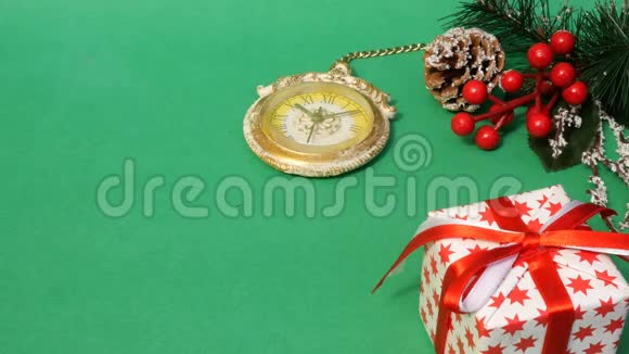 圣诞装饰节日装饰松枝松果浆果视频的预览图