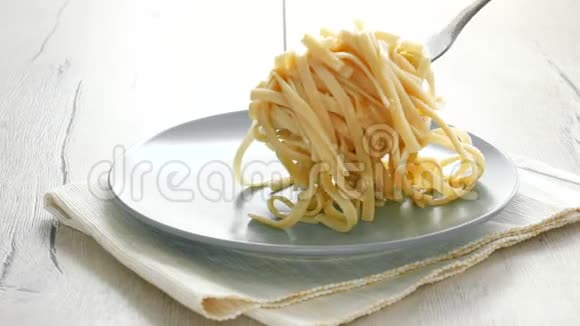 用钳子煮意大利面烹饪意大利面的概念女性手在盘子里放意大利面视频的预览图