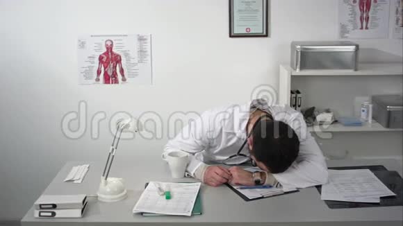 医生上班时睡觉视频的预览图