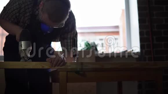 搭建木桌的过程木工锯出细节视频的预览图
