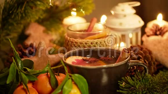 带有热茶蜡烛曼达林姜饼和火花的圣诞装饰视频的预览图