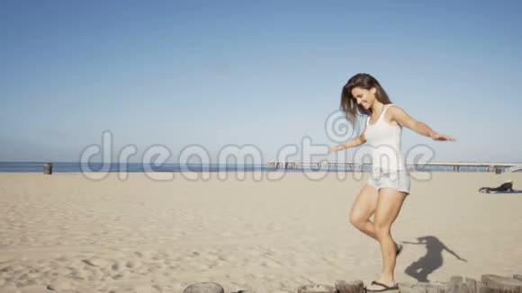 快乐的年轻女子平衡木柱夏天的感觉视频的预览图