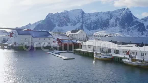 美丽的挪威冬季景观与五颜六色的罗布和停泊在洛夫滕湾的渔船视频的预览图