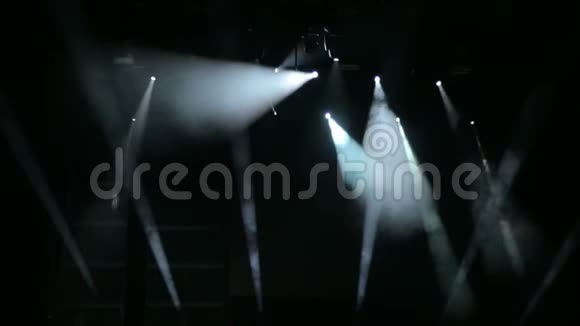 白色舞台灯光肥皂音乐会灯光视频的预览图