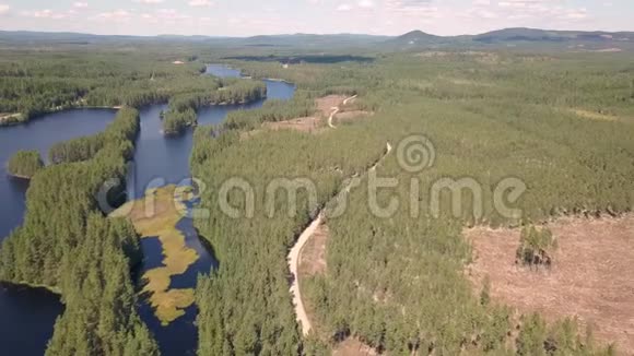 一个被秋色森林包围的湖视频的预览图