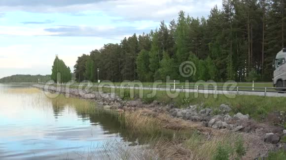 卡车在Saimaa湖沿岸的高速公路上行驶芬兰视频的预览图