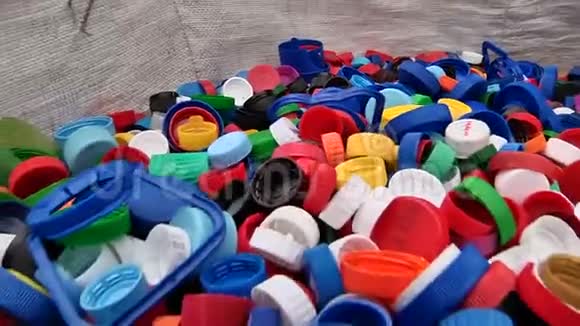 回收用的瓶子的塑料盖子视频的预览图