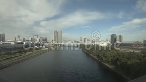 东京Yurikamome线列车的侧视图视频的预览图