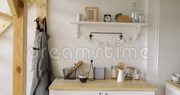 厨房里的家具和餐具视频的预览图