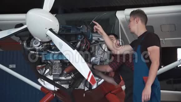 两个在小飞机上工作的机修工视频的预览图