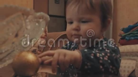 小宝宝靠近桌子玩圣诞球视频的预览图
