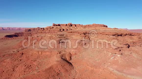 美国西部砂岩沙漠带红岩的峡谷空中飞行视频的预览图