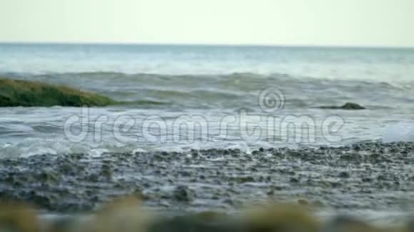 小小的海浪在石滩上翻滚自然海元素安抚休息慢动作视频的预览图