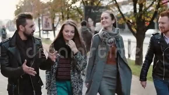快乐的朋友在街上散步帅哥和两个漂亮女孩在聊天斯泰迪加姆慢点视频的预览图