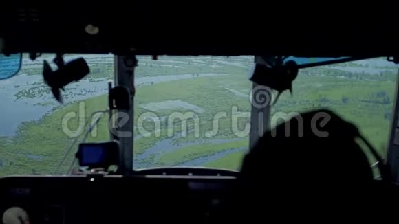 从直升机驾驶舱内看草地和田野视频的预览图