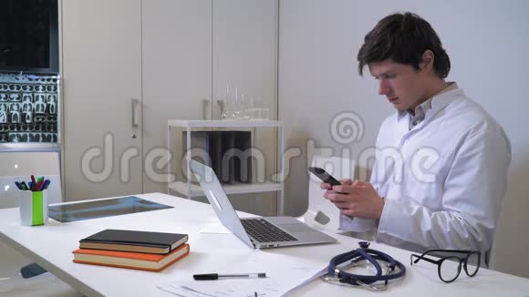 男性在医院里用手机发短信视频的预览图