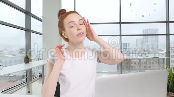 漂亮的女孩在办公室用相机录制视频时尚博客概念视频的预览图