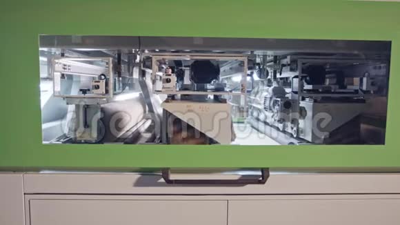 家具制造设施中的自动木材抛光机视频的预览图