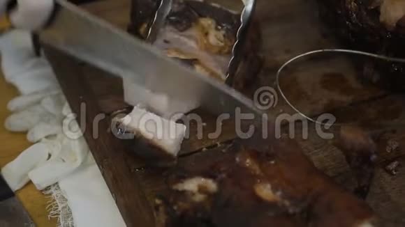 多汁的烤肉切片刀叉厨师餐馆的专业厨师准备或切烤猪视频的预览图