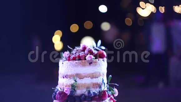 有草莓的婚礼蛋糕视频的预览图
