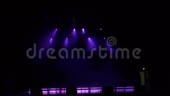 舞台上黑暗中很少有彩色聚光灯视频的预览图
