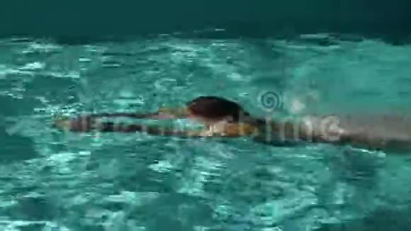 女人在游泳池里游泳视频的预览图