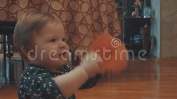 小宝宝玩橘子锅挥舞着手笑了视频的预览图