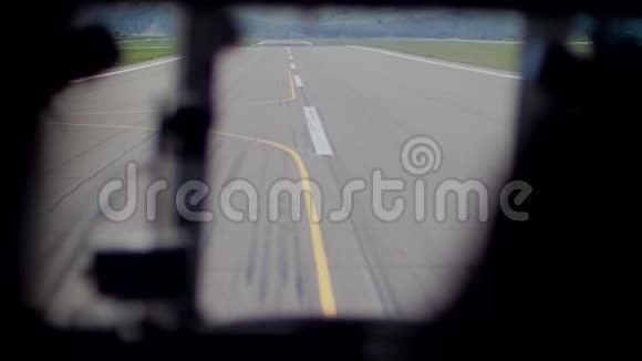 从直升机驾驶舱内看草地和田野视频的预览图