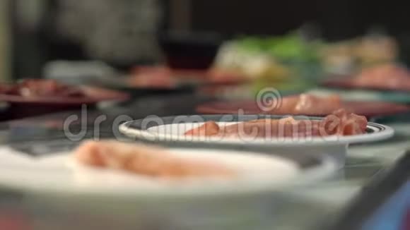 食品传送带亚洲风格的咖啡馆食物在传送带上移动在一个小盘子浪费食物的概念浪费时间视频的预览图