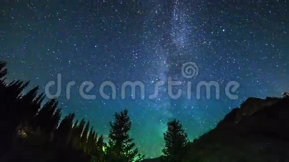银河在前景的松树上升起4时间推移2016年9月哈萨克斯坦阿拉木图和阿斯塔纳视频的预览图