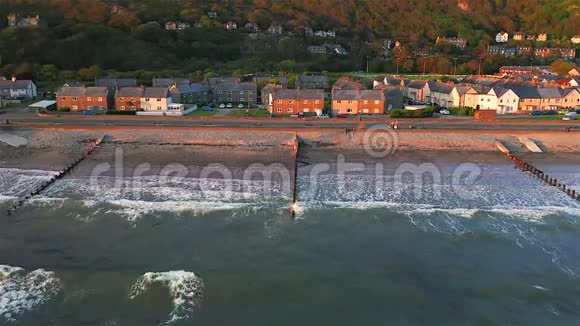 英国北威尔士海岸小镇的鸟瞰图视频的预览图