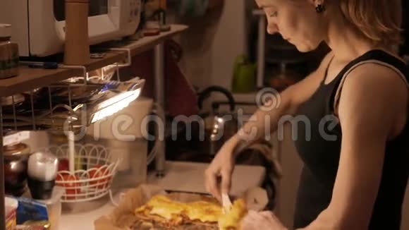为意大利香肠服务的年轻女子4KUHD视频的预览图