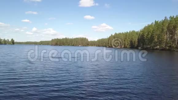 瑞典湖上空的无人机飞行视频的预览图