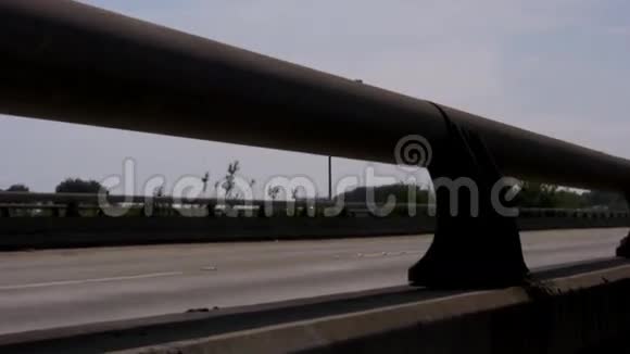 高速公路汽车经过视频的预览图
